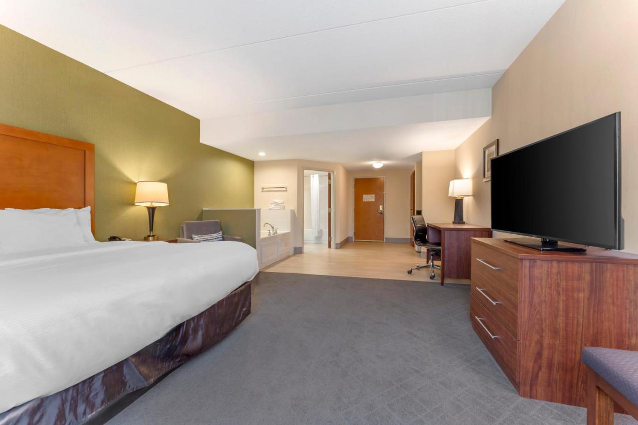 King Room with Spa Bath - Non-Smoking at Comfort Inn & Suites LaVale - Cumberland