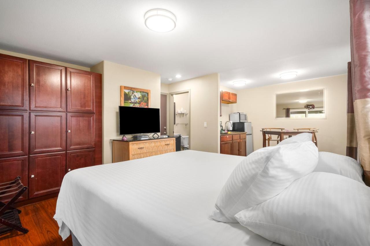 One-Bedroom Suite with Bay View at Paradise Bay Resort