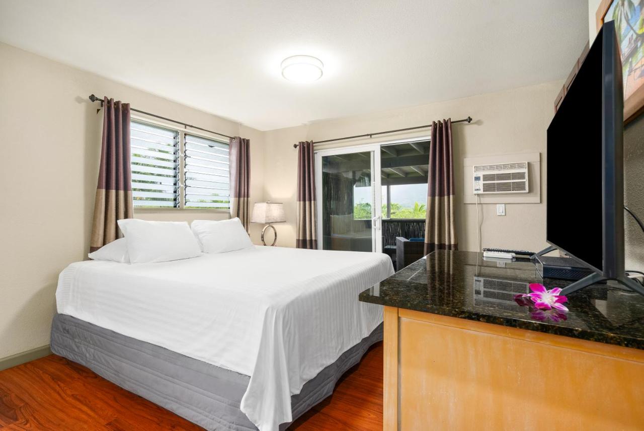 One-Bedroom Suite with Bay View at Paradise Bay Resort