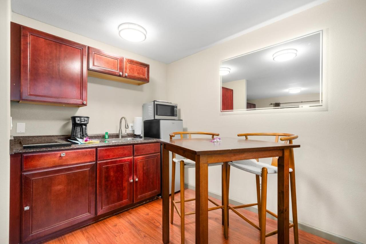 One-Bedroom Suite with Bay View at Paradise Bay Resort