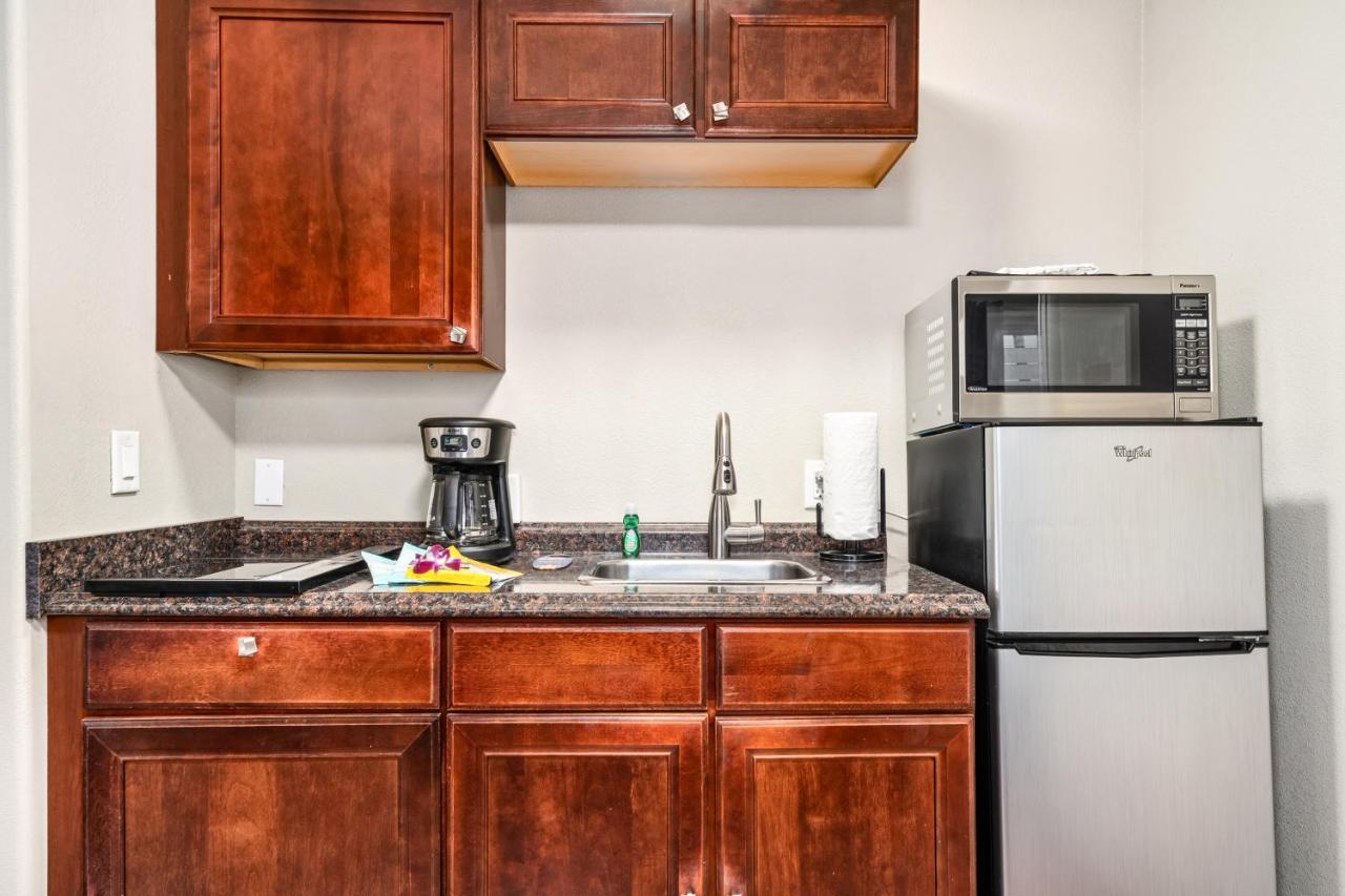 One-Bedroom Suite with Bay View at Paradise Bay Resort