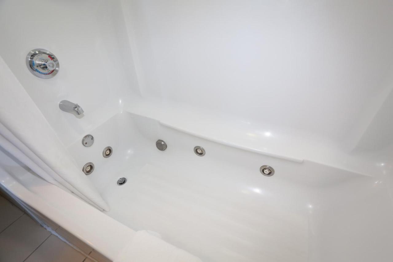 King Room with Spa Bath at Country Inn & Suites by Radisson, Cookeville, TN