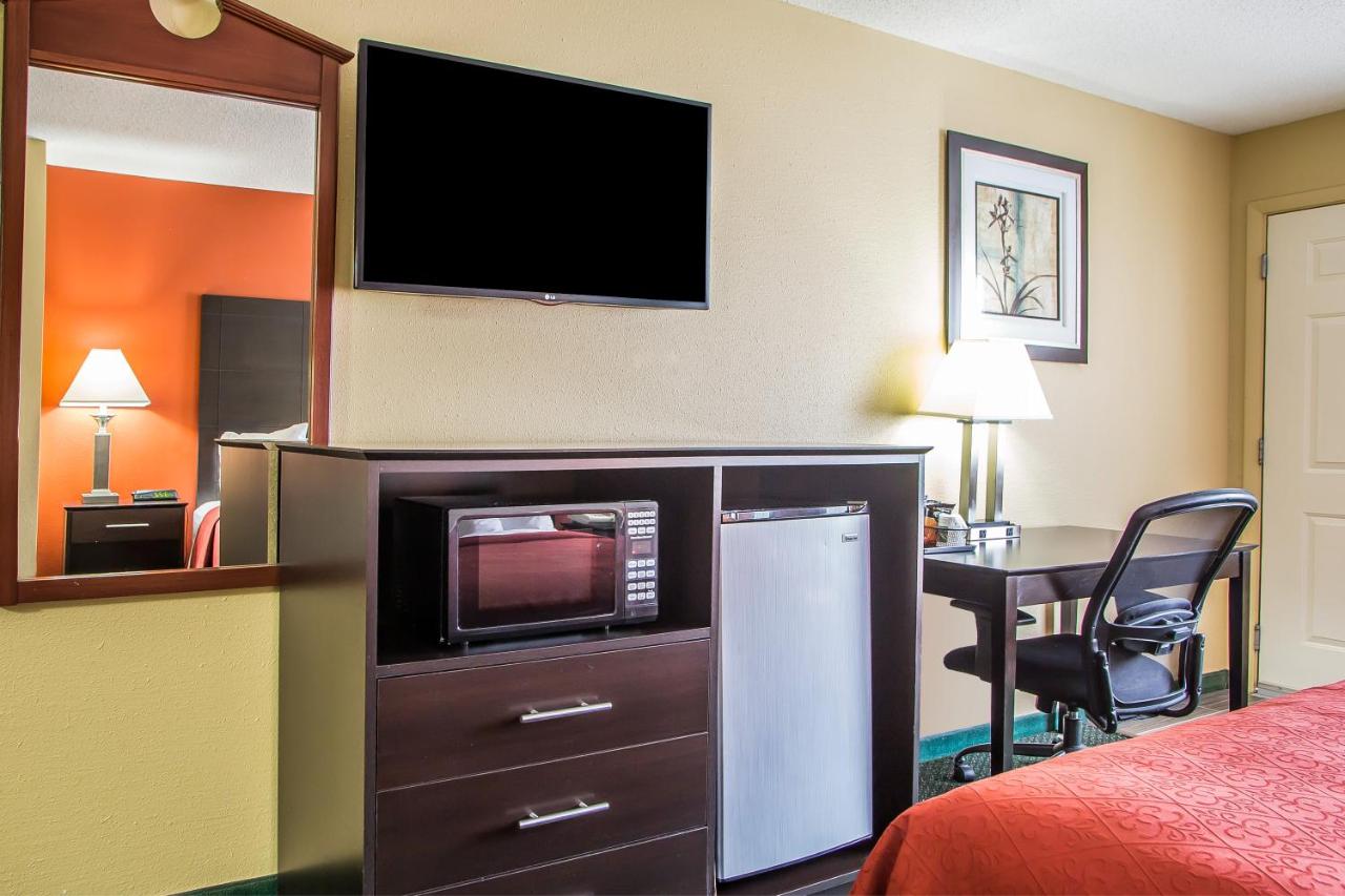 King Room with Sofa Bed - Non-Smoking at Quality Inn Morton at I-74