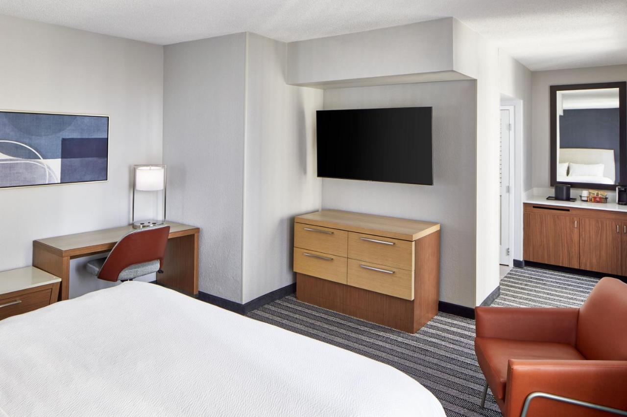 King Room - Hearing Accessible at Courtyard By Marriott Nashville Downtown