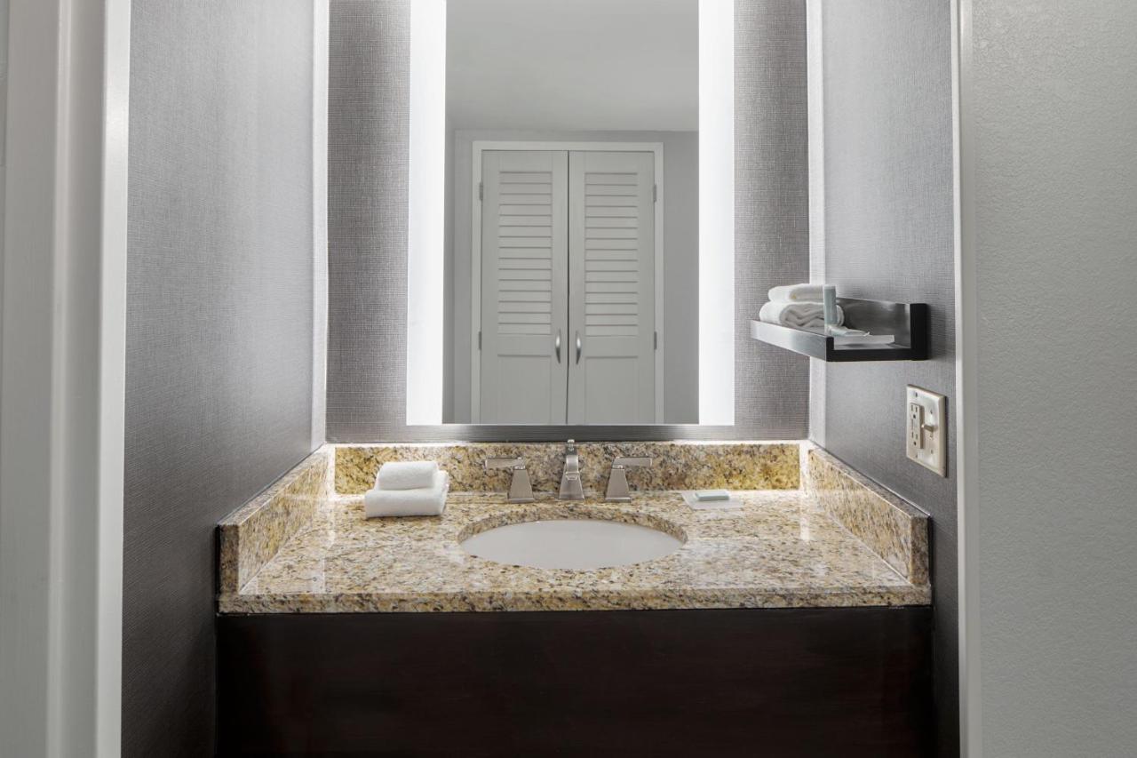 King Room - Hearing Accessible at Courtyard By Marriott Nashville Downtown