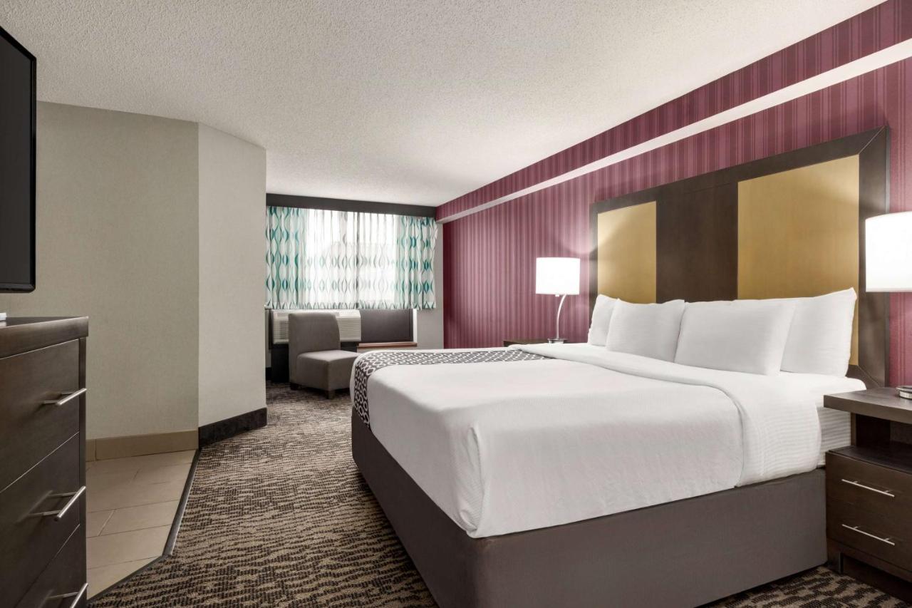 King Room with Mobility/Hearing Impaired Access - Non-Smoking at La Quinta Inn & Suites by Wyndham Newark - Elkton