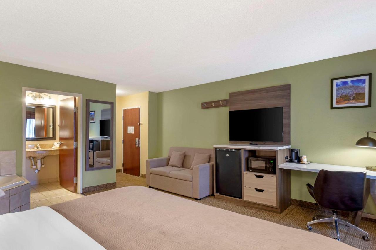 King Suite - Non-Smoking at Quality Inn Raleigh Downtown