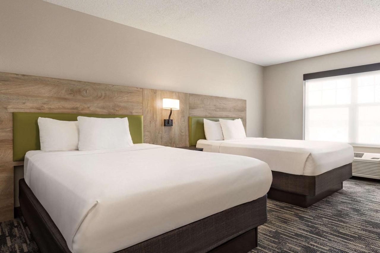 | Country Inn & Suites by Radisson, St. Cloud East, MN