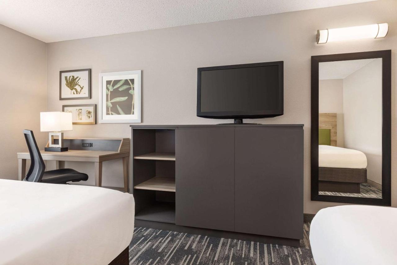 | Country Inn & Suites by Radisson, St. Cloud East, MN