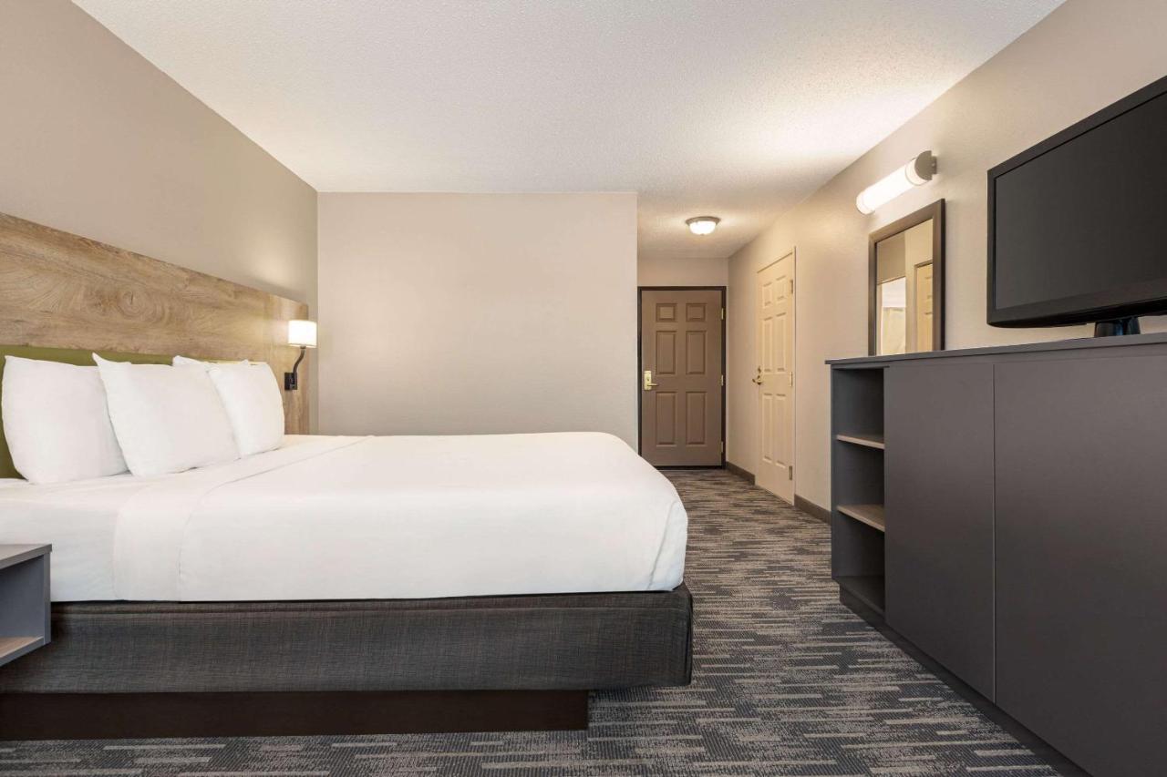 | Country Inn & Suites by Radisson, St. Cloud East, MN