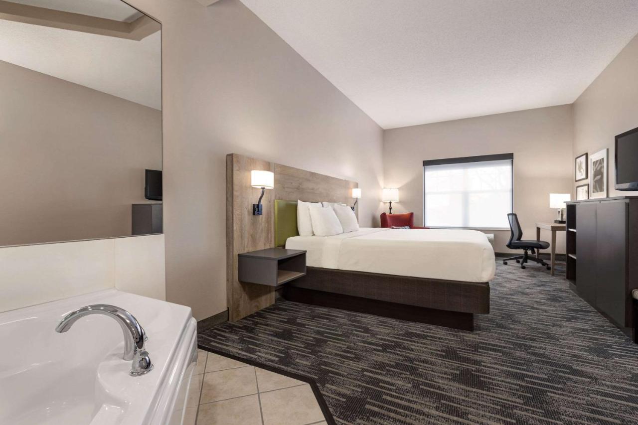 | Country Inn & Suites by Radisson, St. Cloud East, MN