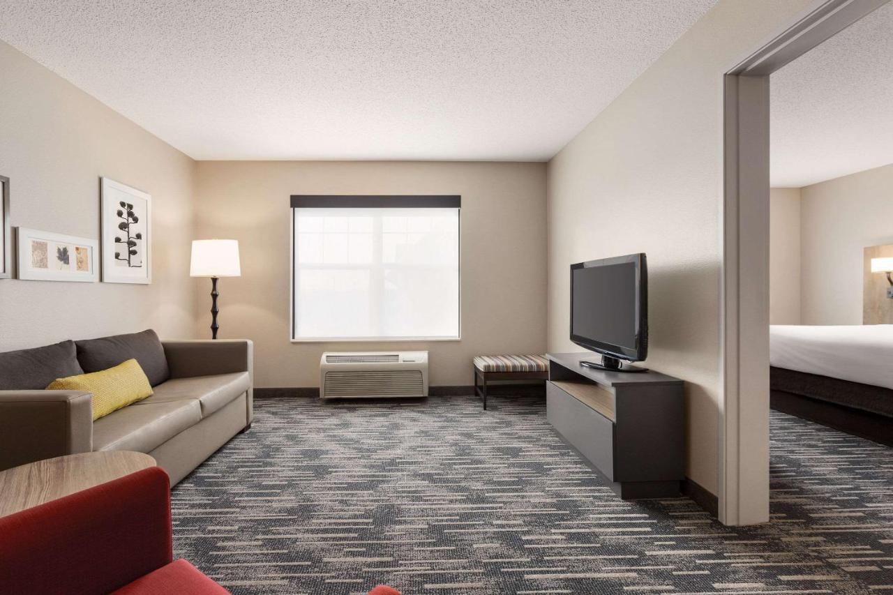 | Country Inn & Suites by Radisson, St. Cloud East, MN