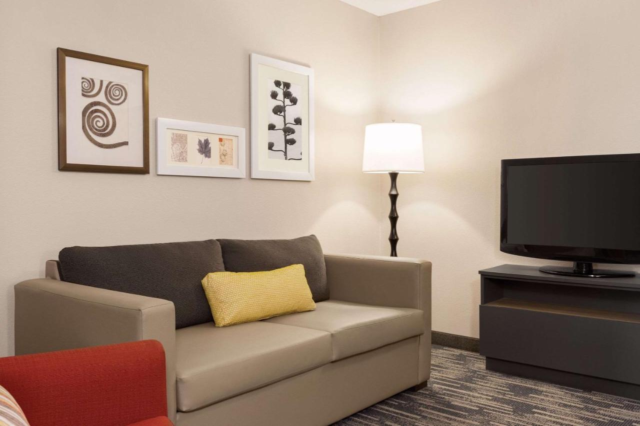 | Country Inn & Suites by Radisson, St. Cloud East, MN