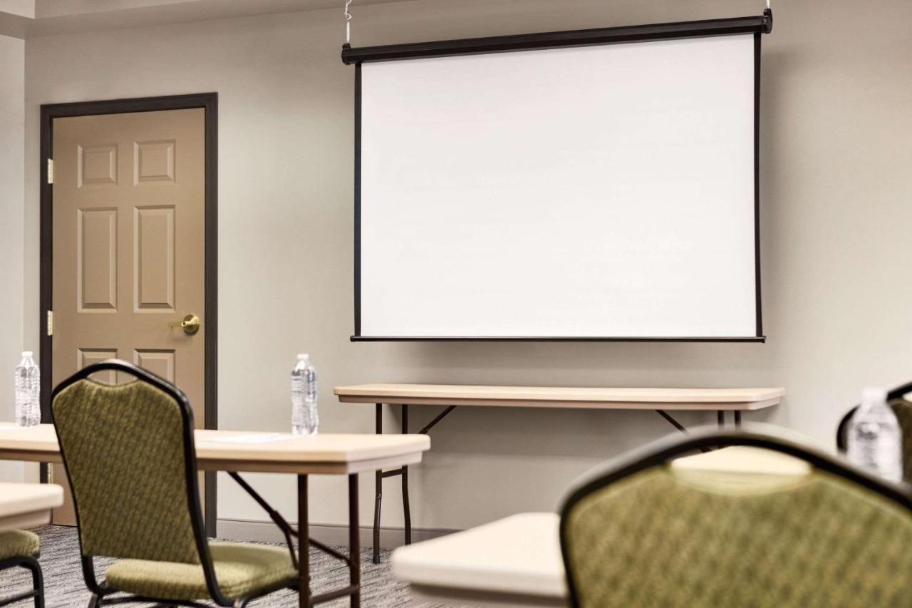 | Country Inn & Suites by Radisson, St. Cloud East, MN
