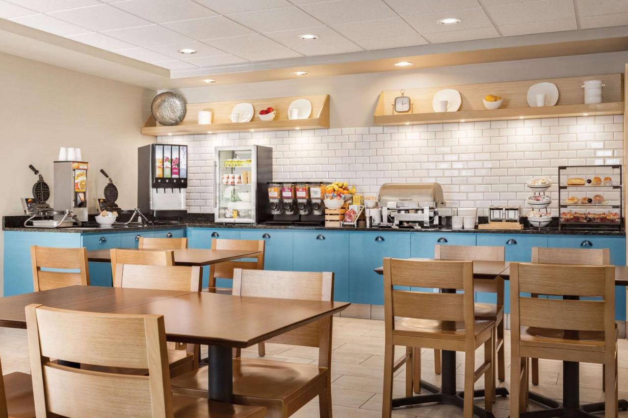 | Country Inn & Suites by Radisson, St. Cloud East, MN