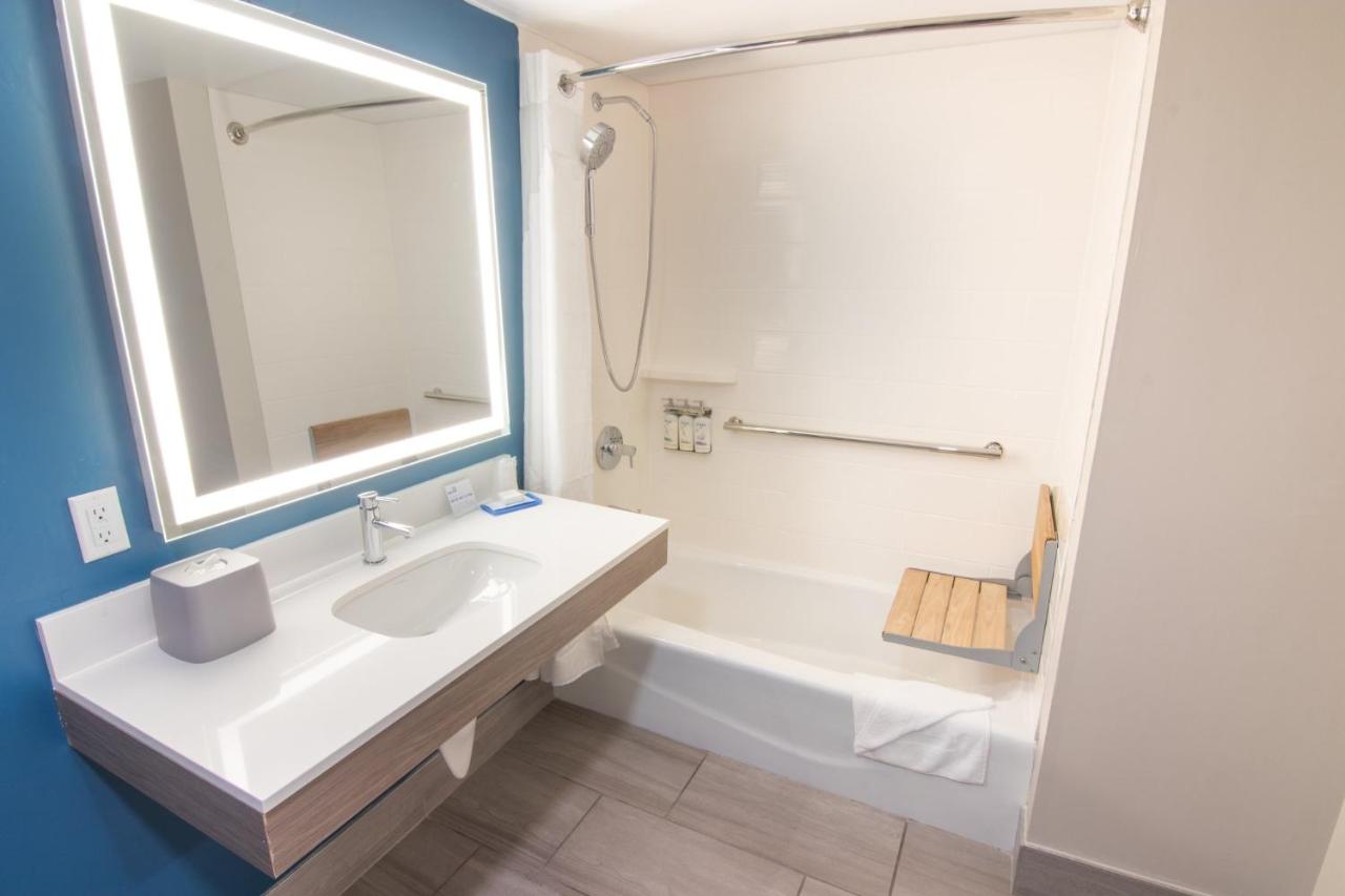 King Room with Bath Tub - Disability Access/Non-Smoking at Holiday Inn Express & Suites Ft. Lauderdale Airport West by IHG