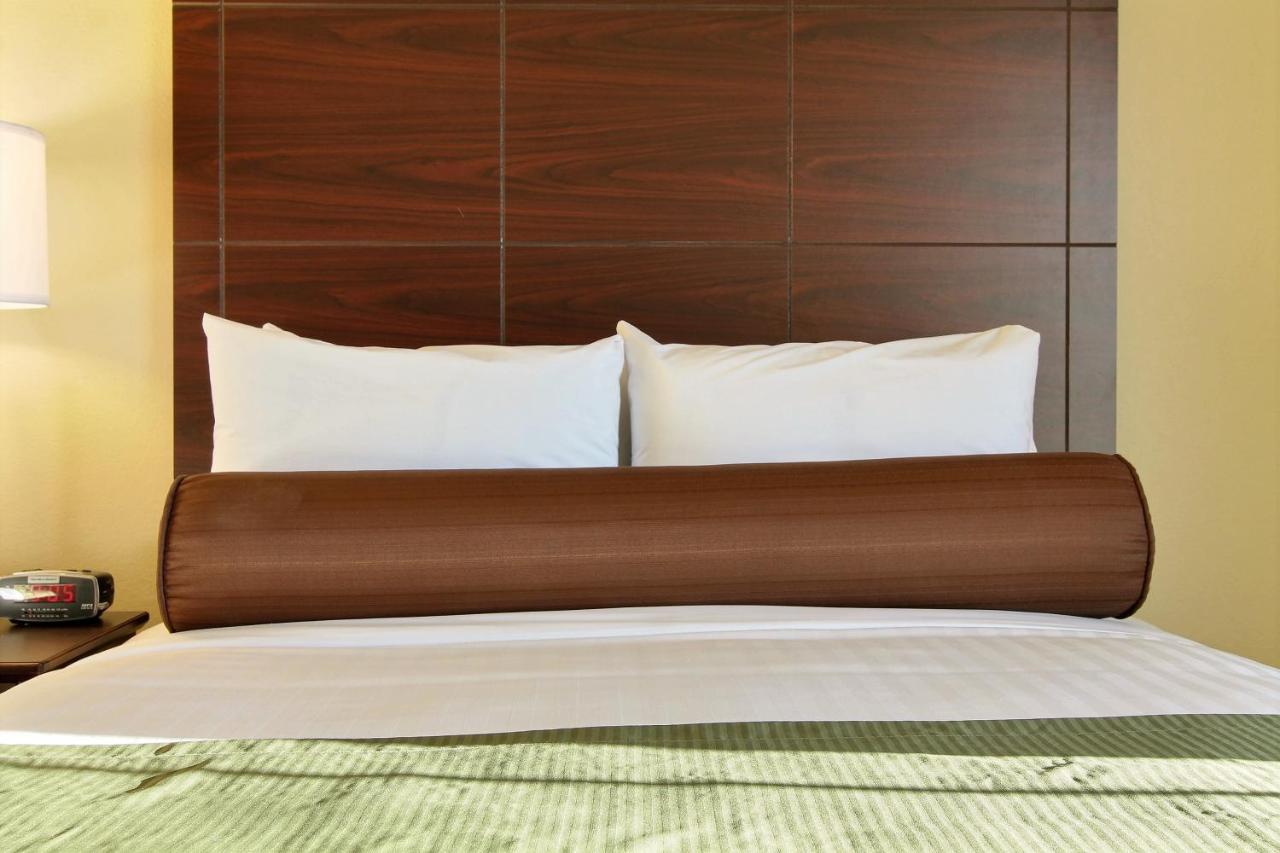 Family Room - Disability Access at Cobblestone Hotel & Suites - McCook