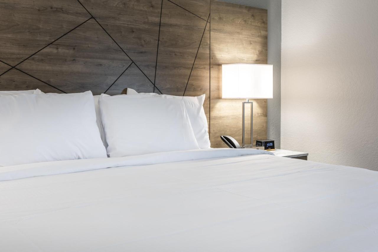 King Room - Accessible/Non Smoking at Rodeway Inn & Suites near Outlet Mall - Asheville