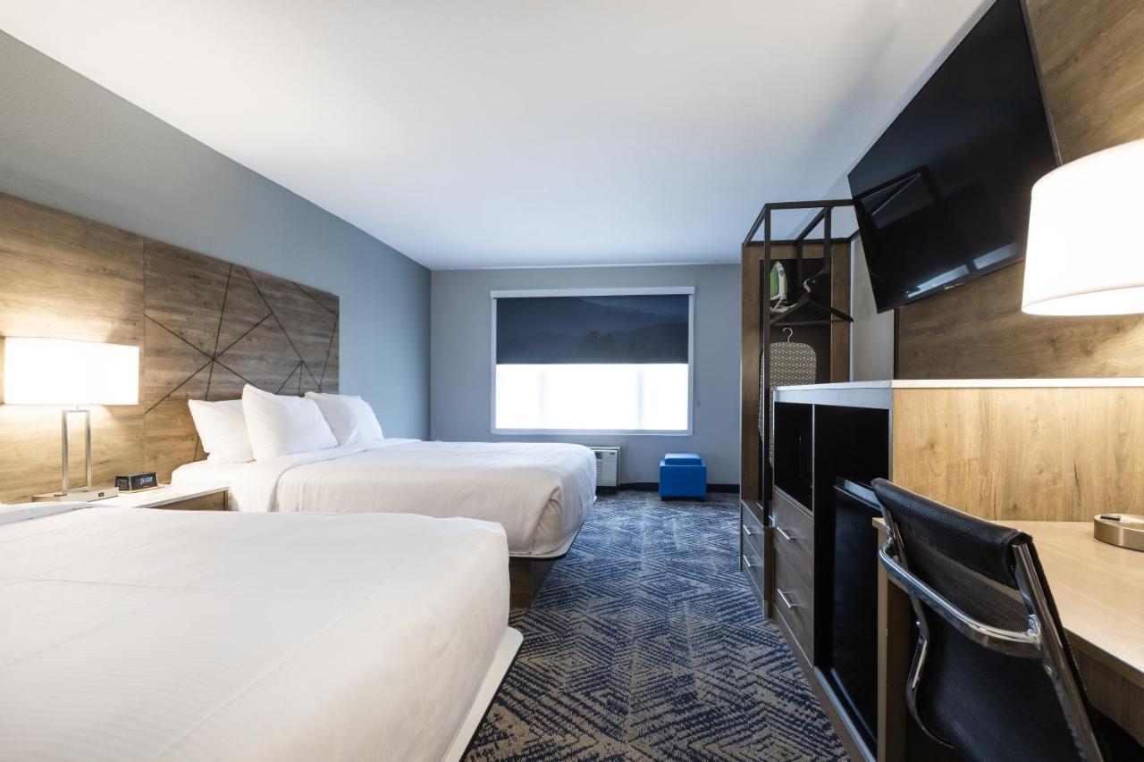 Queen Suite with Two Queen Beds - Non Smoking at Rodeway Inn & Suites near Outlet Mall - Asheville