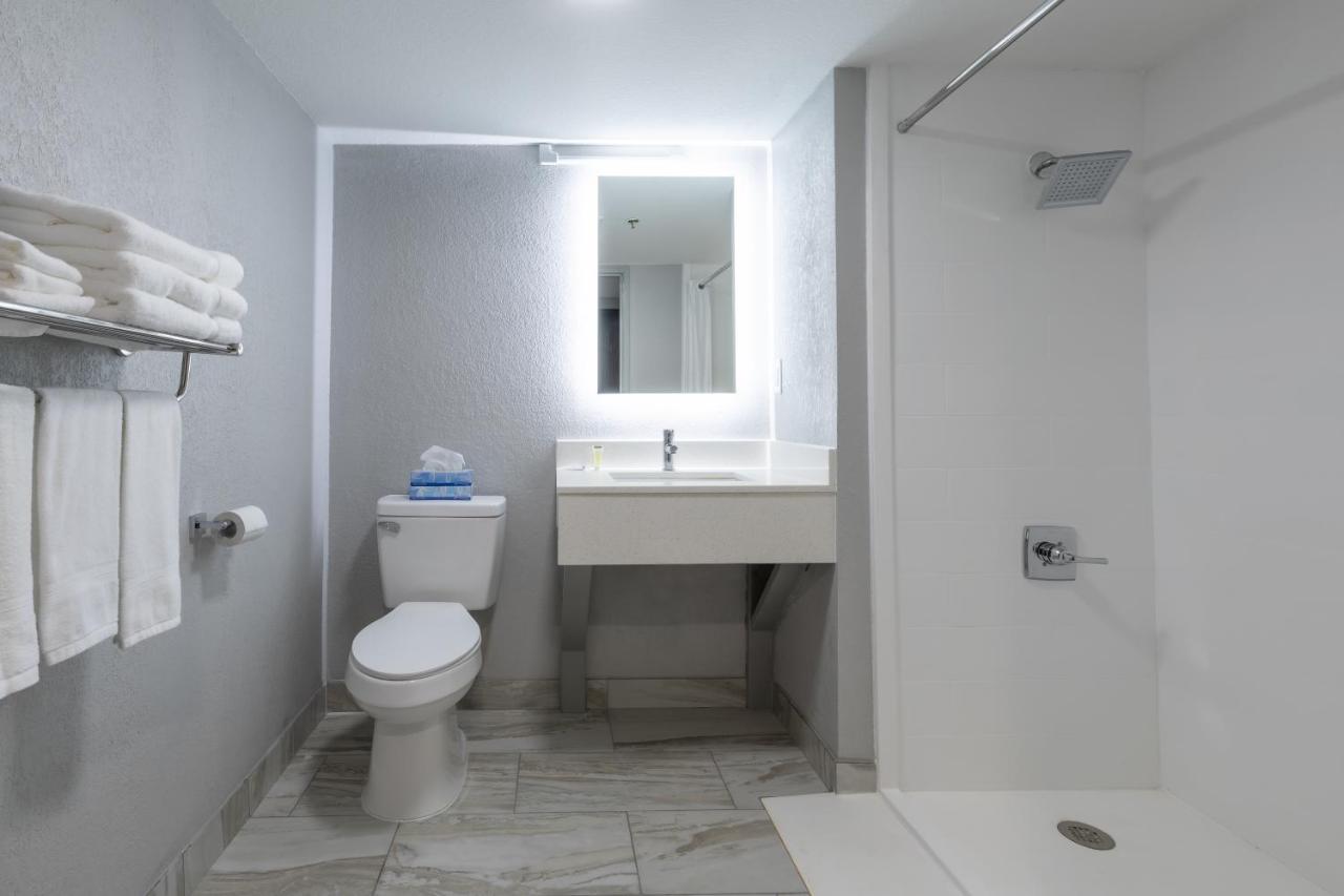 King Room - Accessible/Non Smoking at Rodeway Inn & Suites near Outlet Mall - Asheville