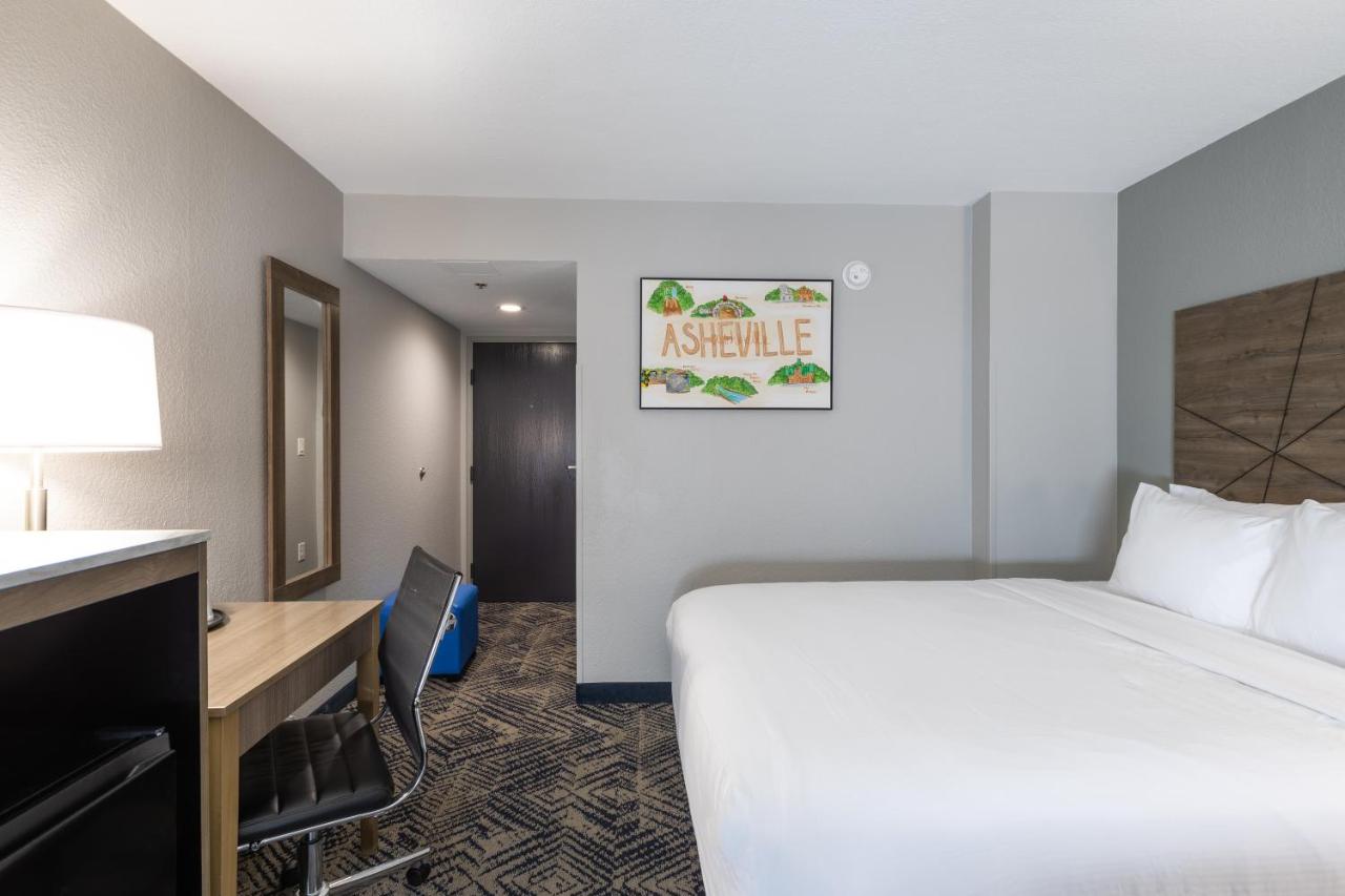 King Room - Accessible/Non Smoking at Rodeway Inn & Suites near Outlet Mall - Asheville