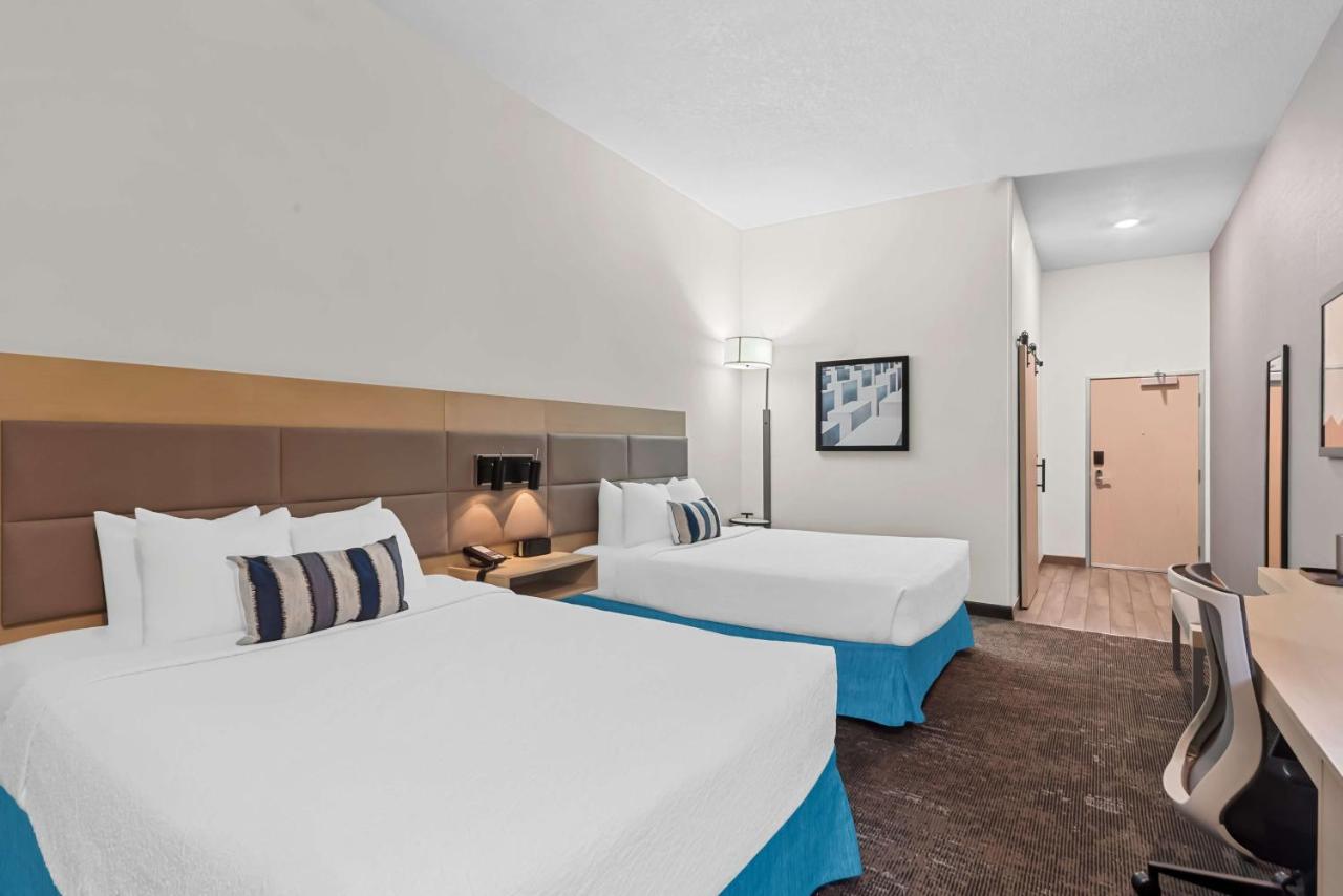 Queen Room with Two Queen Beds and Roll-In Shower - Disability Access at Best Western Plus Ogallala Inn