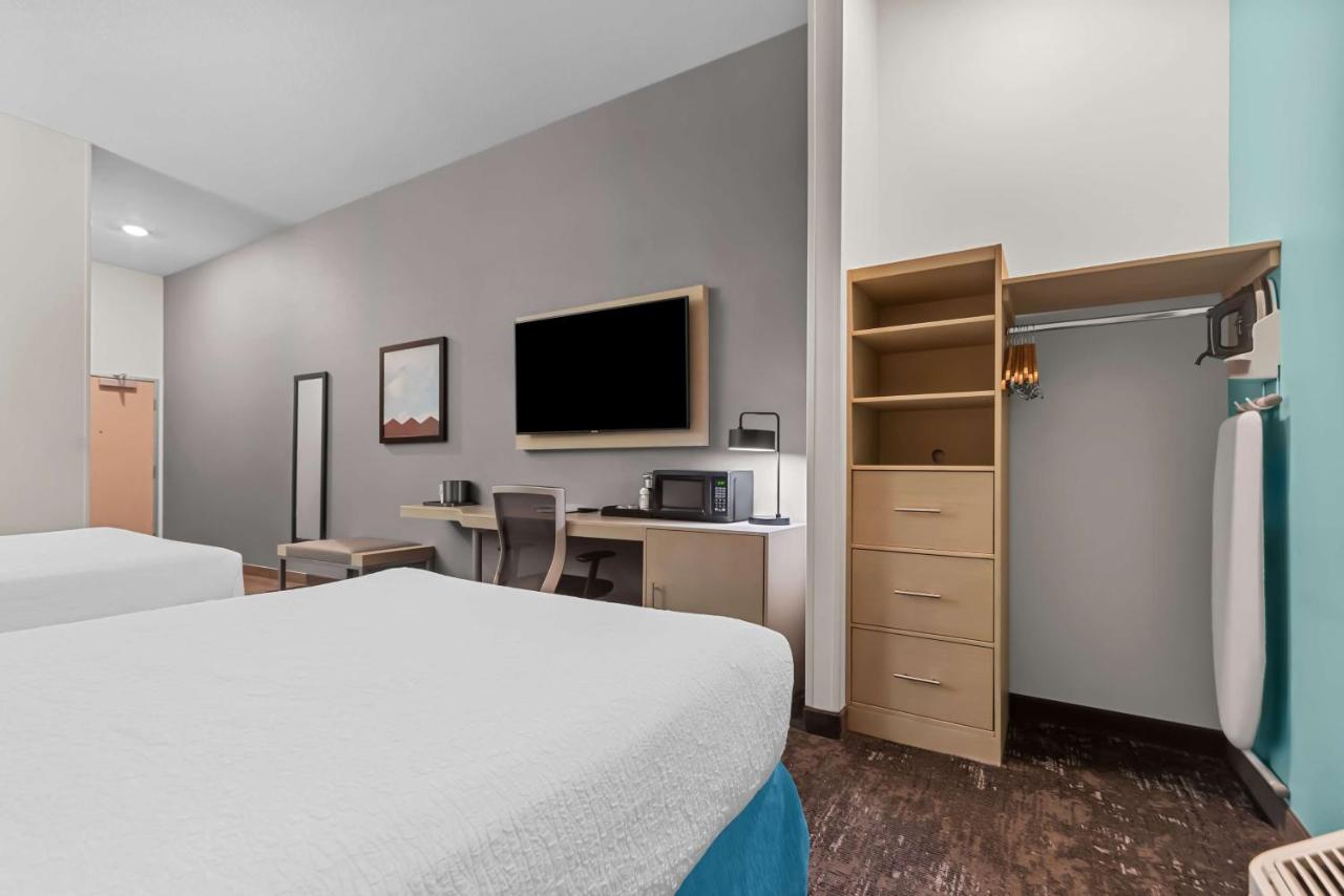Queen Room with Two Queen Beds and Roll-In Shower - Disability Access at Best Western Plus Ogallala Inn