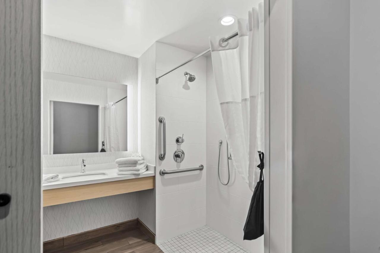 Queen Room with Two Queen Beds and Roll-In Shower - Disability Access at Best Western Plus Ogallala Inn