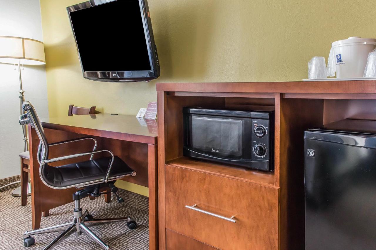 Queen Room with Two Queen Beds - Non-Smoking at Quality Inn Belle Vernon
