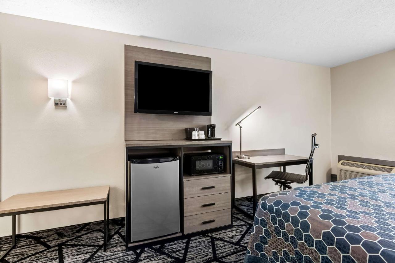 Queen Room - Non-Smoking at SureStay Hotel by Best Western Duncan