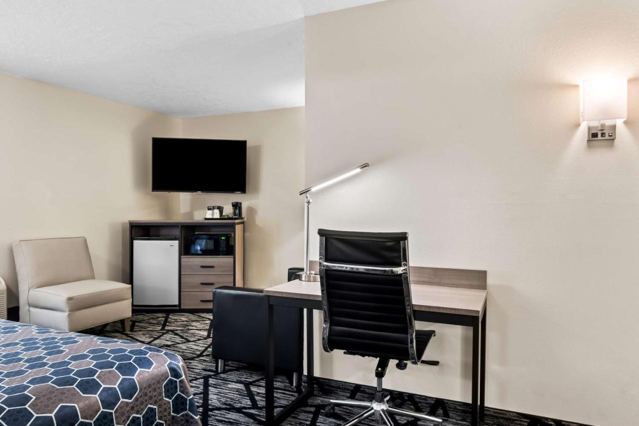 King Room with Roll-In Shower - Disability Access at SureStay Hotel by Best Western Duncan
