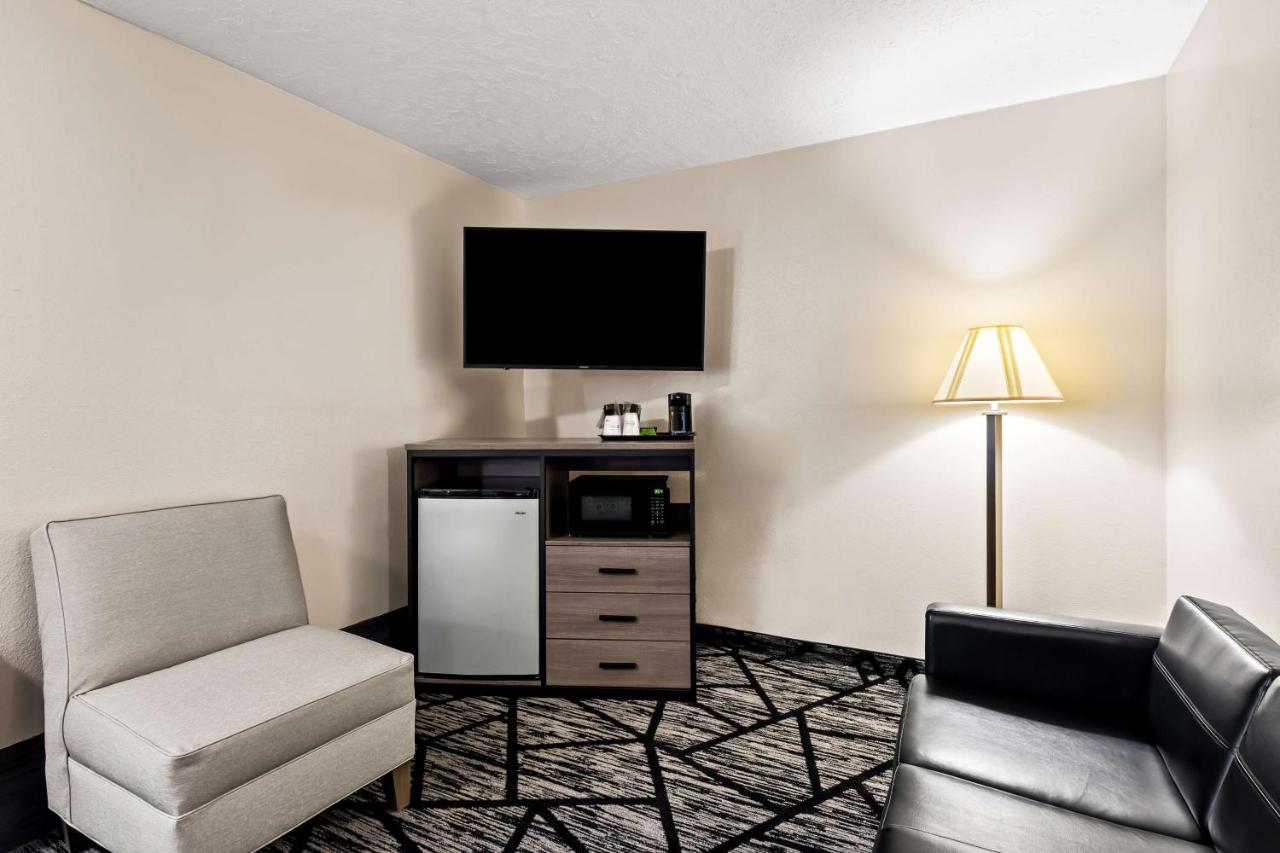King Room with Roll-In Shower - Disability Access at SureStay Hotel by Best Western Duncan