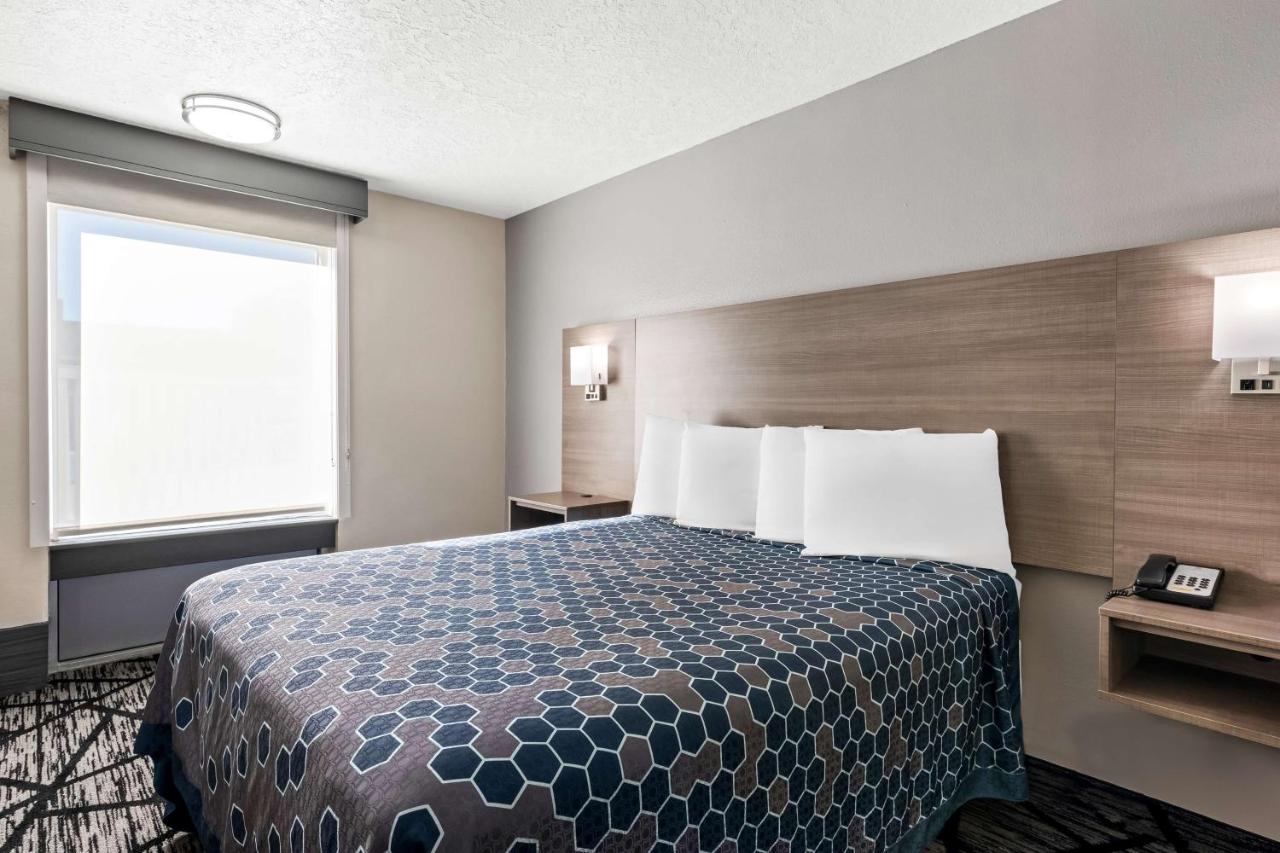 Queen Room - Non-Smoking at SureStay Hotel by Best Western Duncan