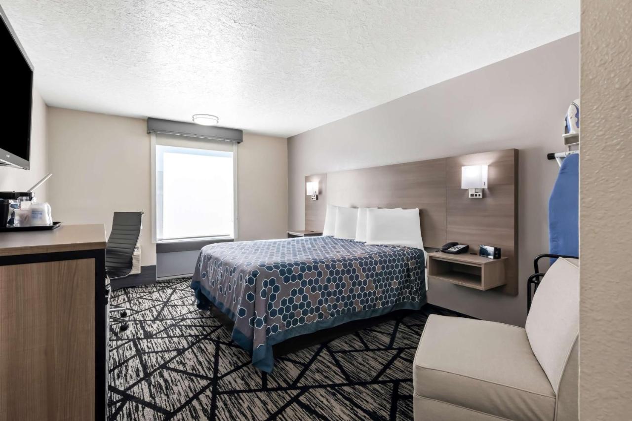 Queen Room - Non-Smoking at SureStay Hotel by Best Western Duncan