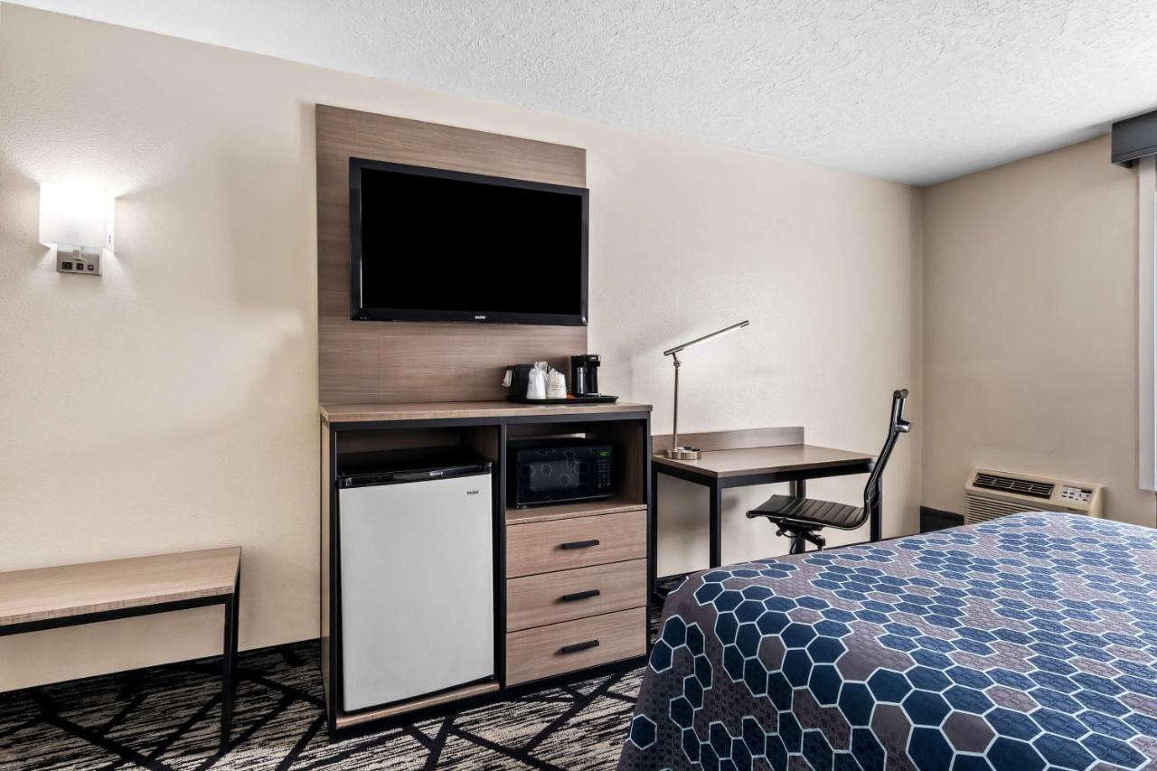 Queen Room - Non-Smoking at SureStay Hotel by Best Western Duncan