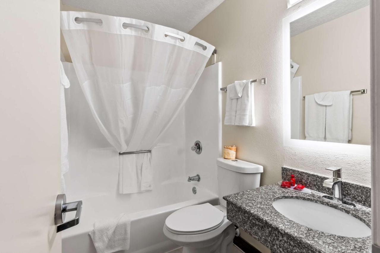 Queen Room - Non-Smoking at SureStay Hotel by Best Western Duncan