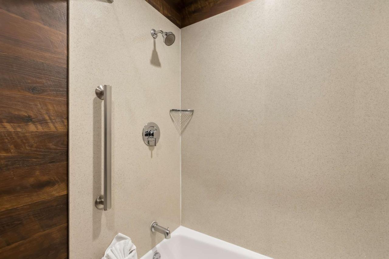 Queen Room with Two Queen Beds - Non Smoking at Best Western University Inn Santa Clara