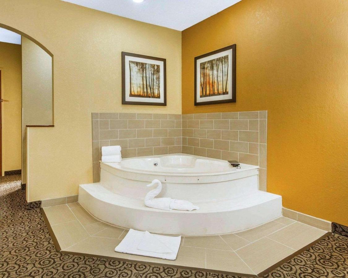 King Suite with Spa Bath at Comfort Suites Ramsey