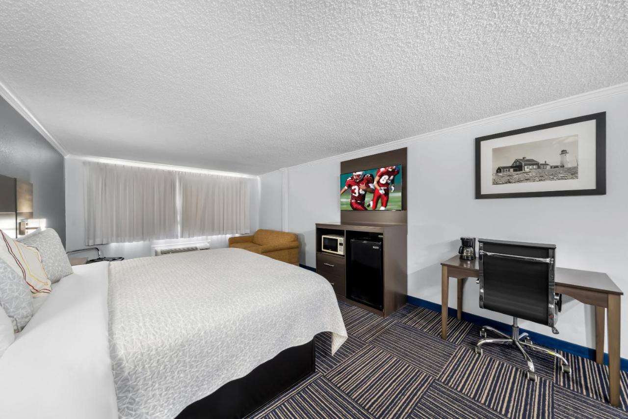 | The Admiralty Inn & Suites