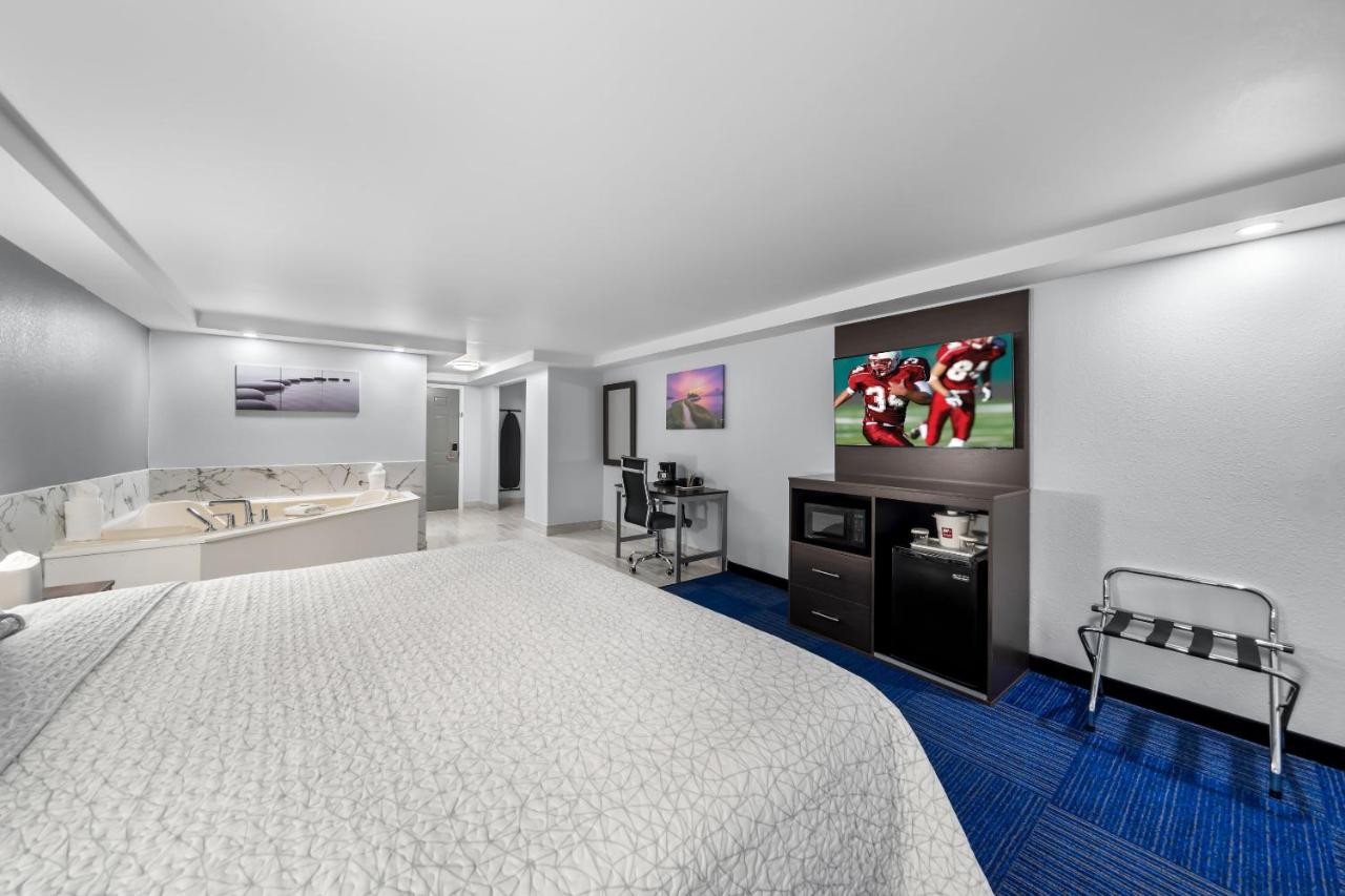 | The Admiralty Inn & Suites