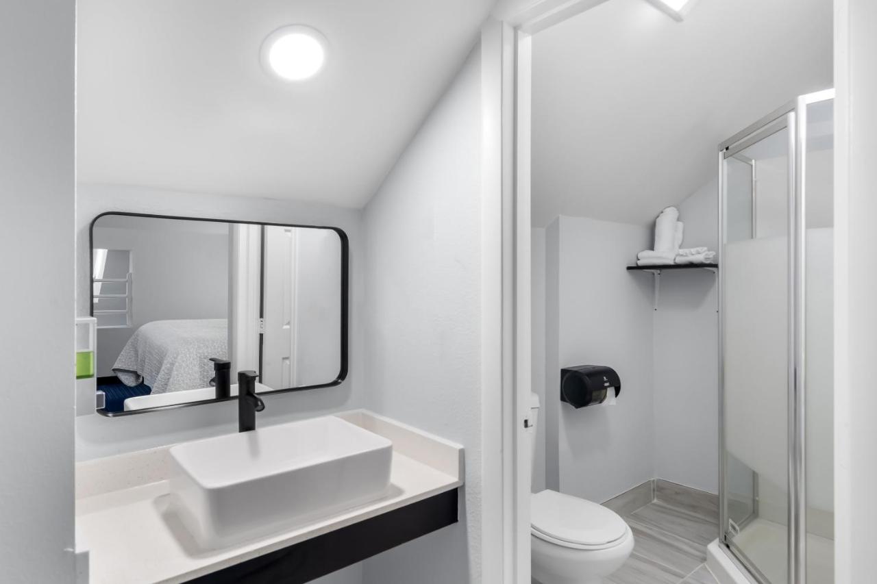 | The Admiralty Inn & Suites