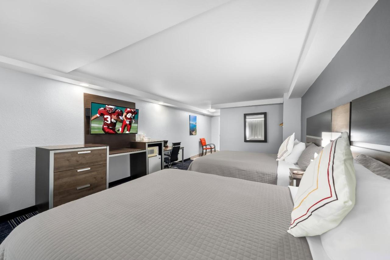 | The Admiralty Inn & Suites