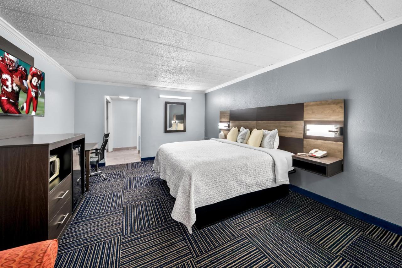 | The Admiralty Inn & Suites