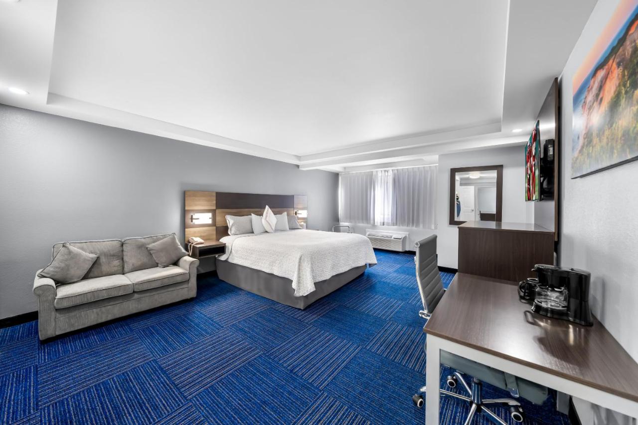 | The Admiralty Inn & Suites