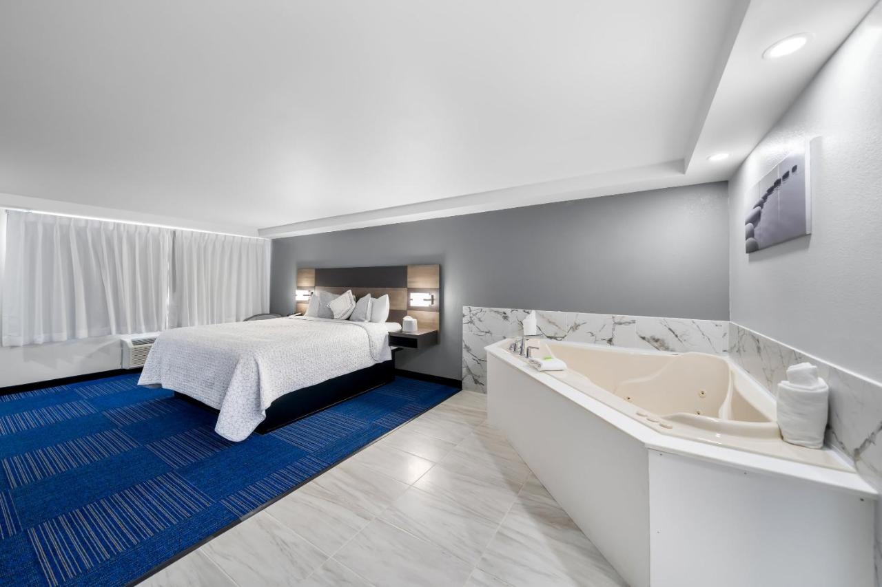 | The Admiralty Inn & Suites