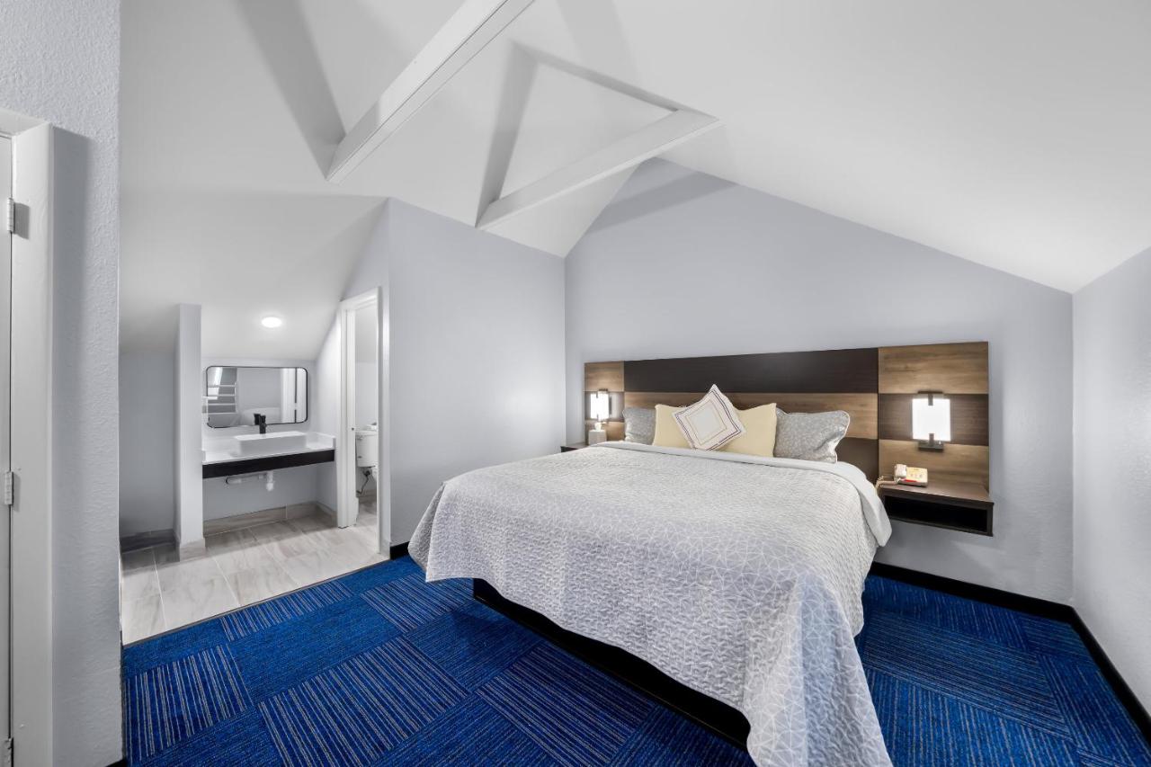 | The Admiralty Inn & Suites