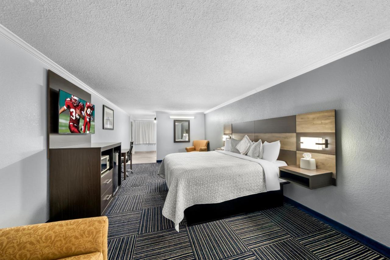 | The Admiralty Inn & Suites