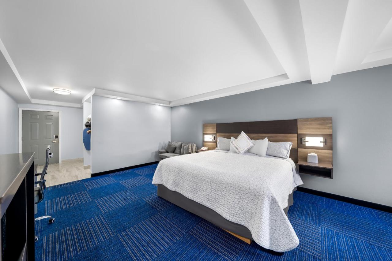 | The Admiralty Inn & Suites