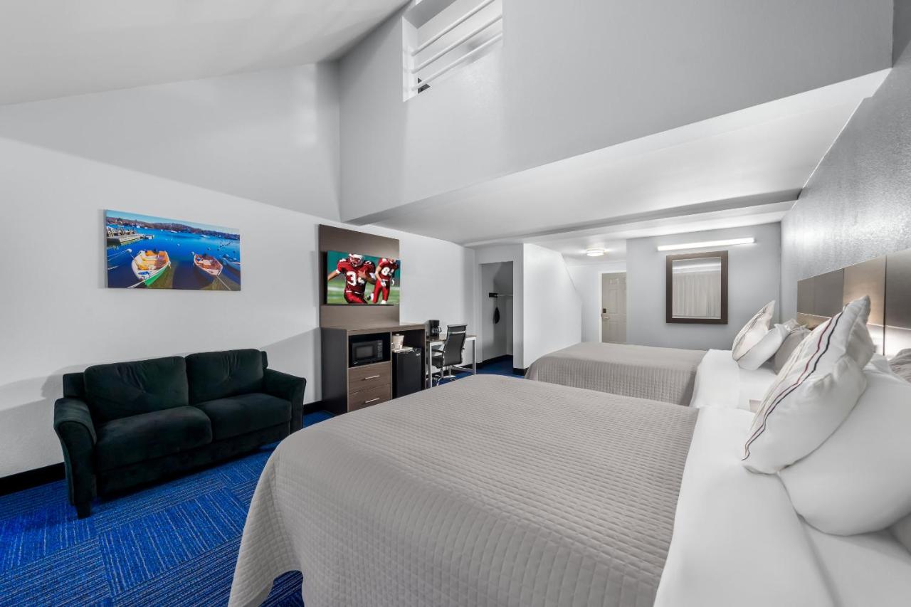 | The Admiralty Inn & Suites
