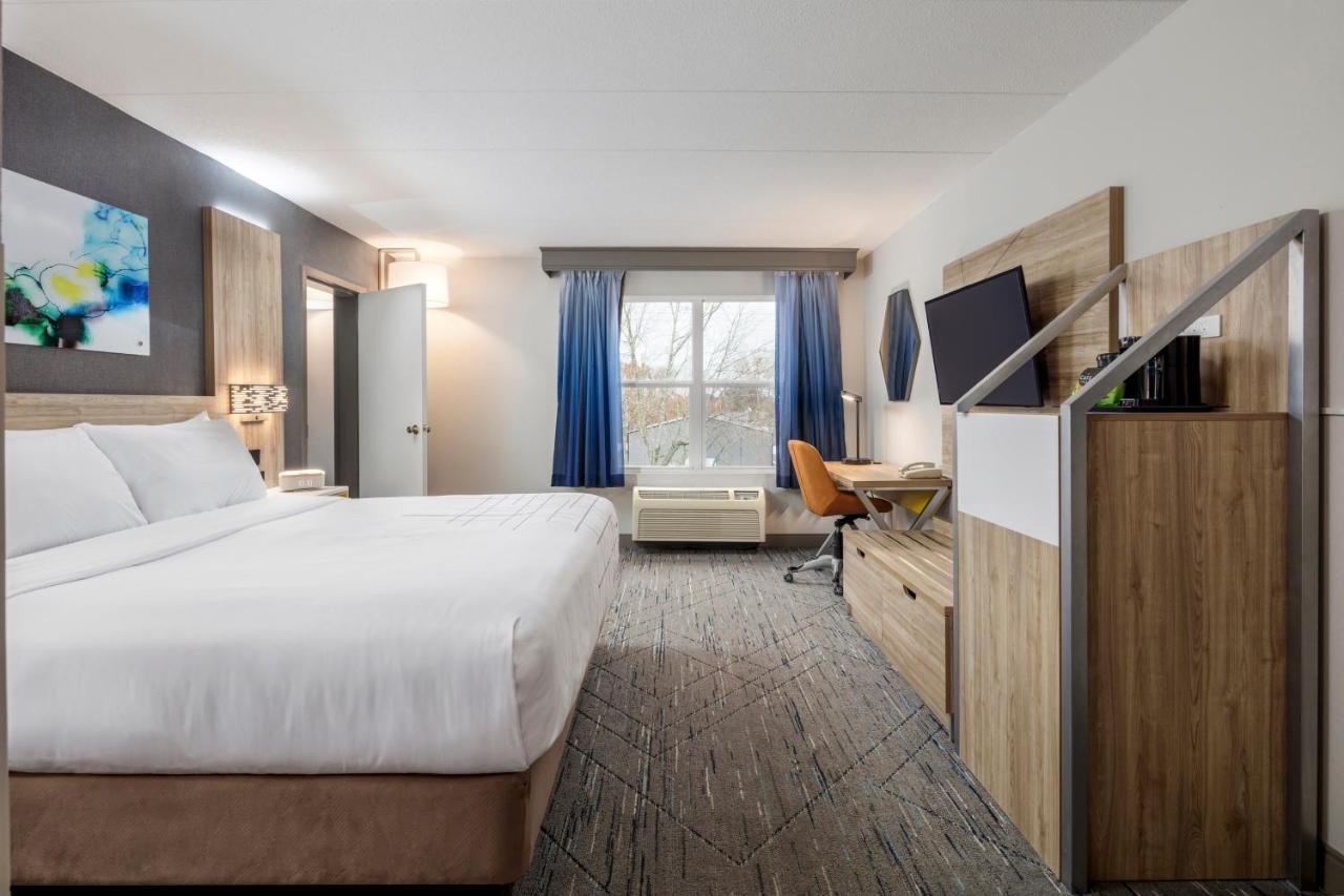 One-Bedroom King Suite - Non-Smoking at La Quinta Inn & Suites by Wyndham Lexington Park - Patuxent